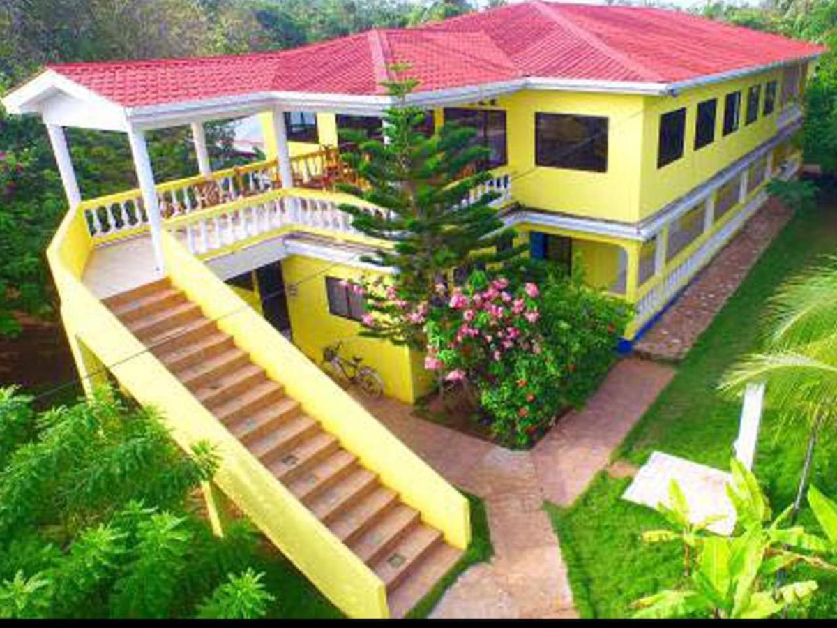 Sunshine Hotel Petite Île du Maïs Extérieur photo