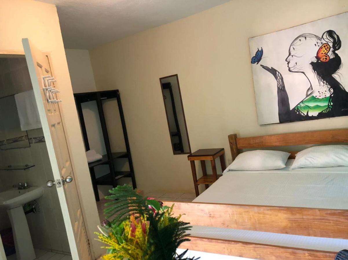 Sunshine Hotel Petite Île du Maïs Extérieur photo