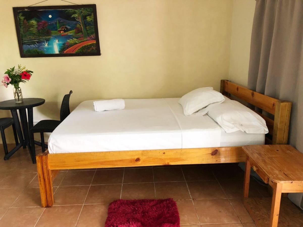 Sunshine Hotel Petite Île du Maïs Extérieur photo
