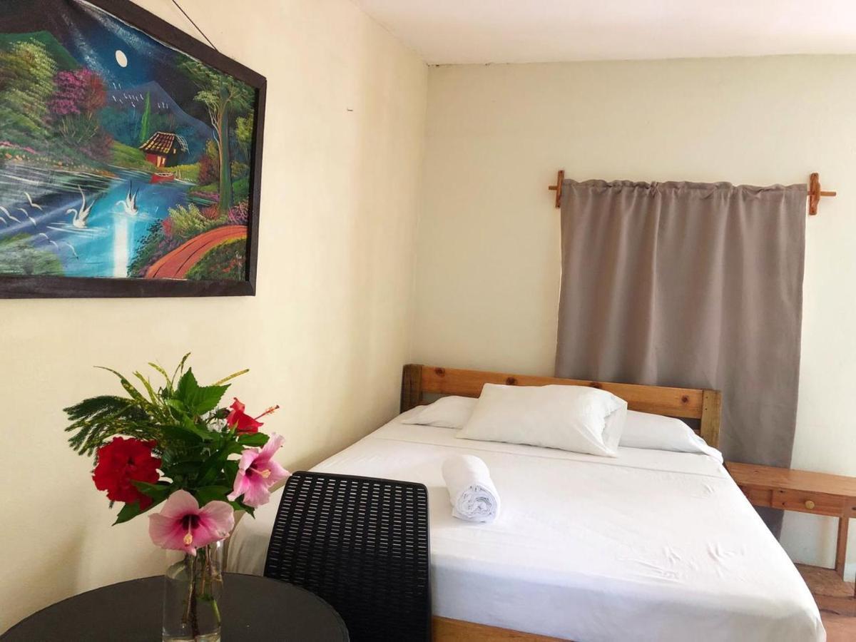 Sunshine Hotel Petite Île du Maïs Extérieur photo