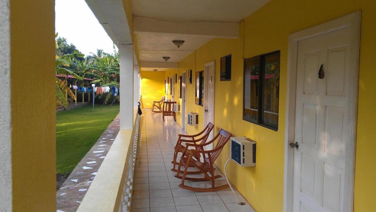 Sunshine Hotel Petite Île du Maïs Extérieur photo