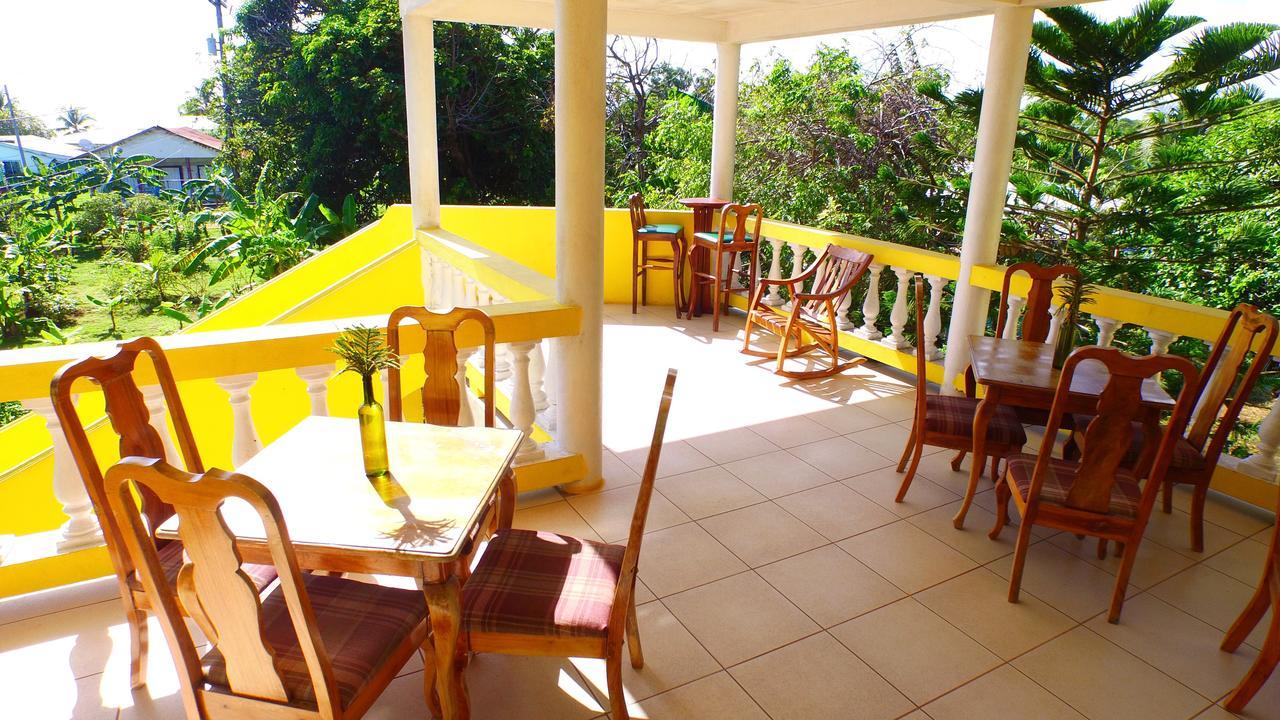 Sunshine Hotel Petite Île du Maïs Extérieur photo